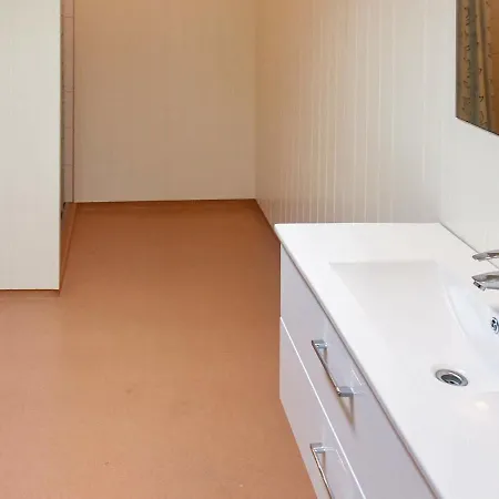 度假居 8 Person In *