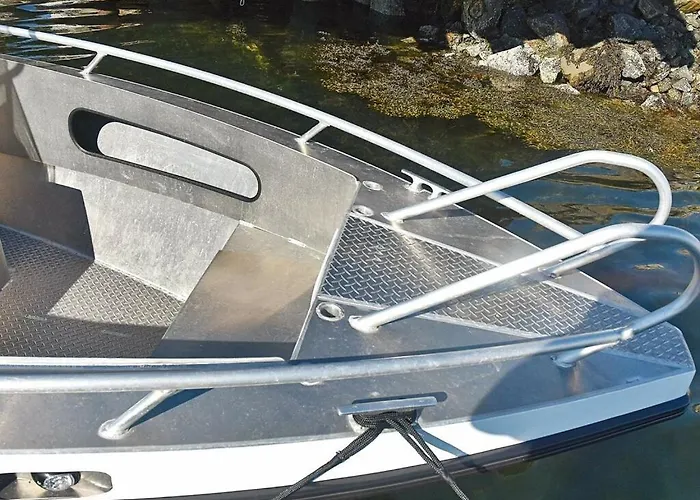 8 Person In Nyaraló