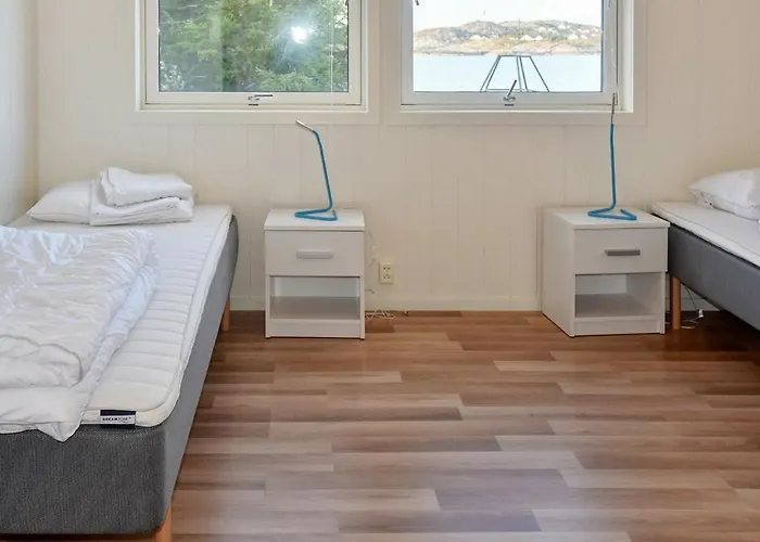 8 Person In Nyaraló