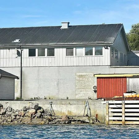 8 Person In * Oksvoll